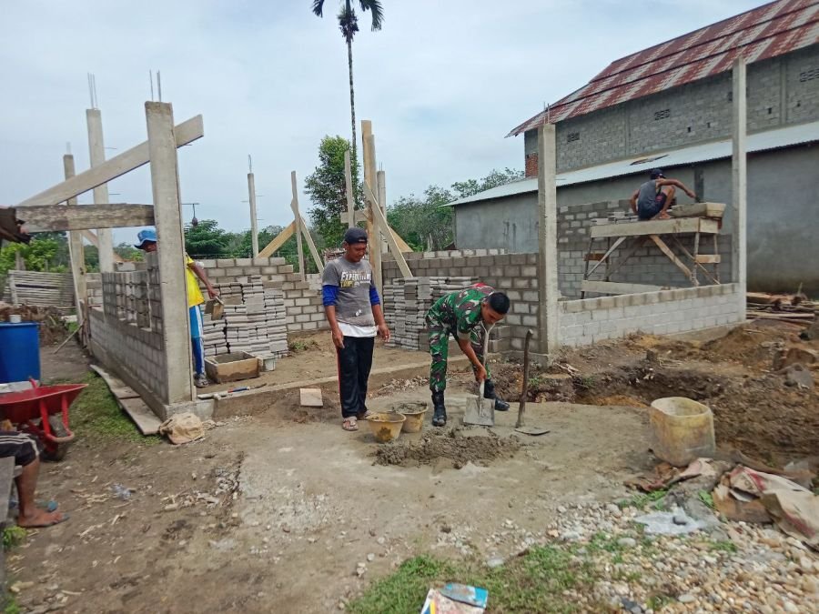 Babinsa Ramil 07/KH dan Warga Pulau Kijang Gotong Royong Bangun Gedung BPD