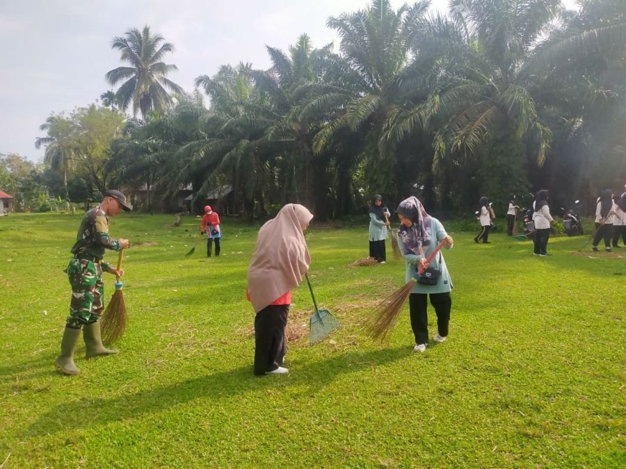 Babinsa Ramil 07/KH dan Warga Pulau Rengas Gotong Royong Bersihkan Lingkungan Desa