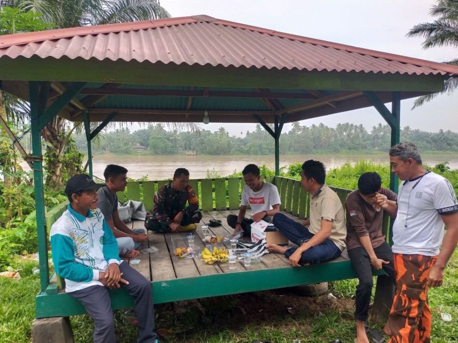 Babinsa Ramil 07/KH Dorong Warga Tingkatkan Kewaspadaan dalam lingkungan