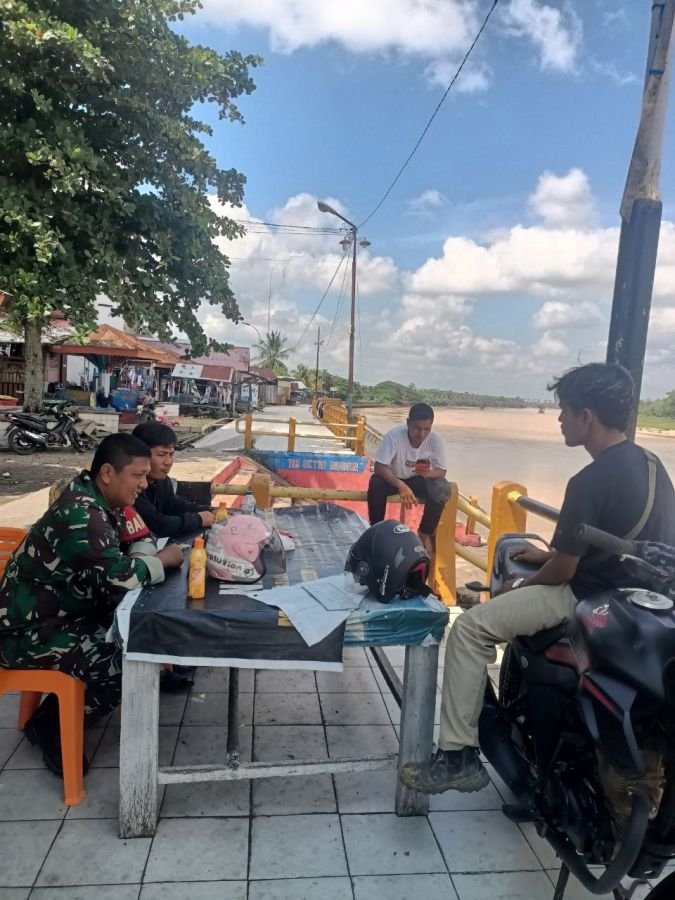 Babinsa Ramil 07/KH Dorong Warga Tingkatkan Kewaspadaan