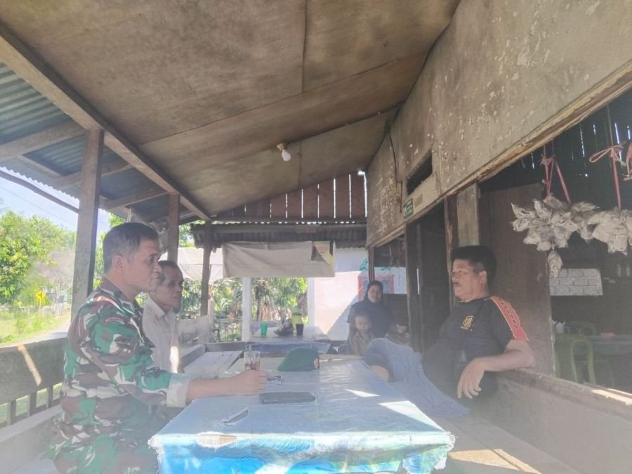 Babinsa Ramil 07/KH Jalin Kedekatan dengan Warga Sungai Soriek Melalui Komsos