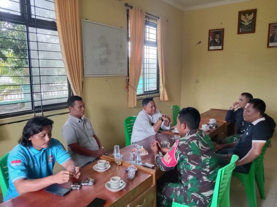Babinsa Ramil 07/KH, Kades dan Perangkat Desa Perkuat Sinergi Lewat Komsos
