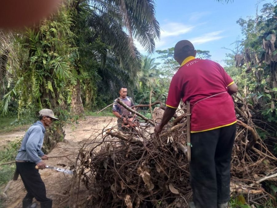 Babinsa Ramil 07/KH Kompak Bersama Warga Tata Lingkungan Desa