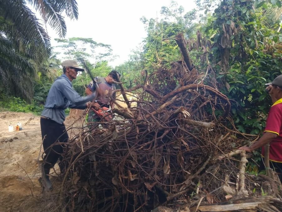 Babinsa Ramil 07/KH Kompak Bersama Warga Tata Lingkungan Desa
