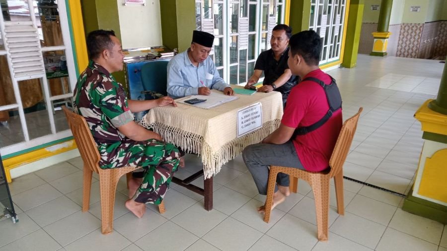 Babinsa Ramil 07/KH Komsos Bersama Pengurus Masjid Al Ikhlas, Pererat Silaturahmi dengan Masyarakat