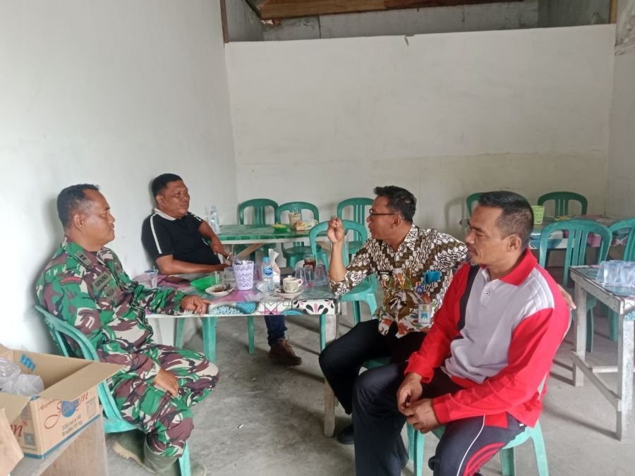 Babinsa Ramil 07/KH Komsos Bersama Kades dan Warga, Perkuat Sinergi di Desa Logas
