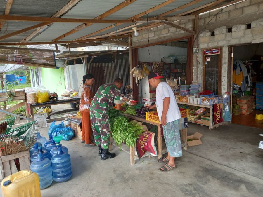 Babinsa Ramil 07/KH Komsos dengan Pedagang Sembako, Pantau Kondisi Pasar Sukaraja