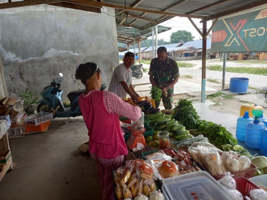 Babinsa Ramil 07/KH Komsos dengan Pedagang Sembako, Pantau Kondisi Pasar Sukaraja
