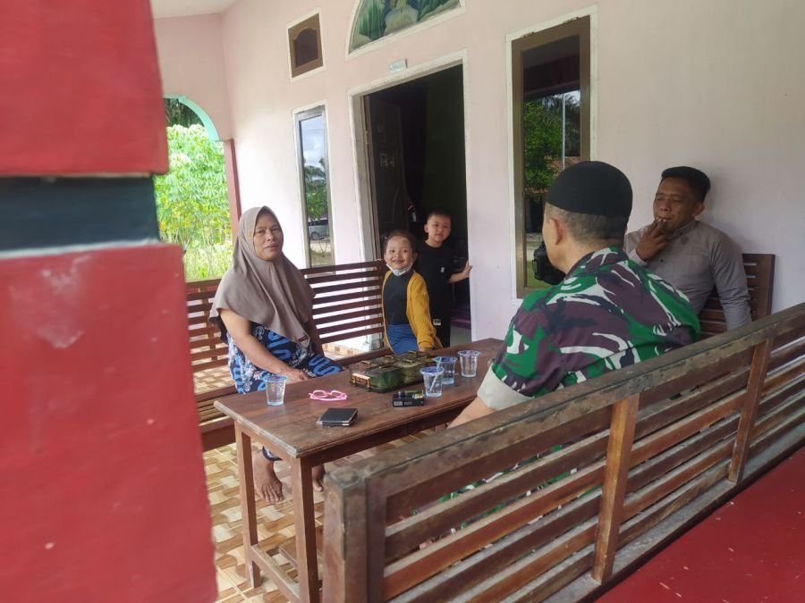 Babinsa Ramil 07/KH Kunjungi Rumah Kades, Perkuat Koordinasi Melalui Komsos di Sidodadi