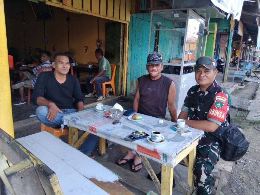 Babinsa Ramil 07/KH Melaksanakan Komsos sembari monitoring wilayah.
