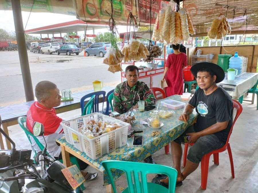 Babinsa Ramil 07/KH Melaksanakan Komsos bersama Masyarakat sembari monitoring wilayah