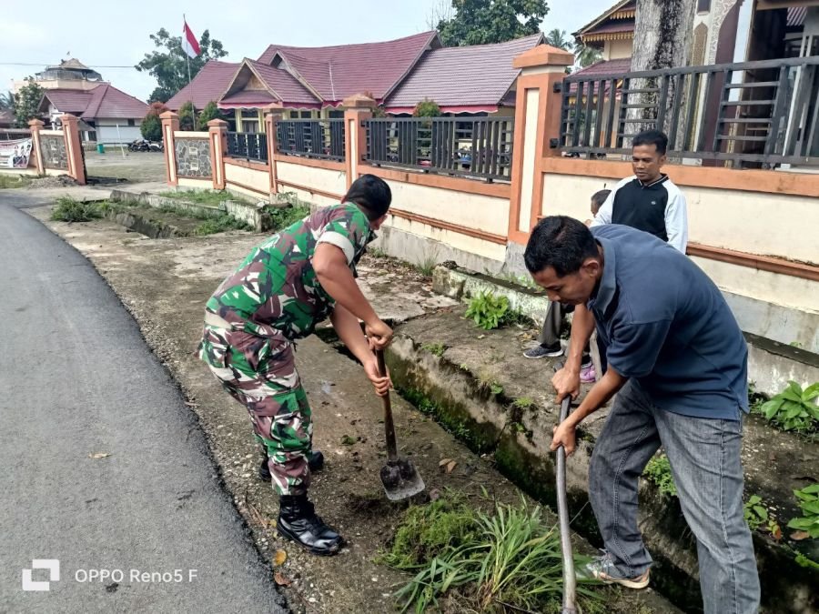 Babinsa Ramil 07/KH Pegawai Kecamatan dan Warga Kompak Bersihkan Lingkungan Kantor