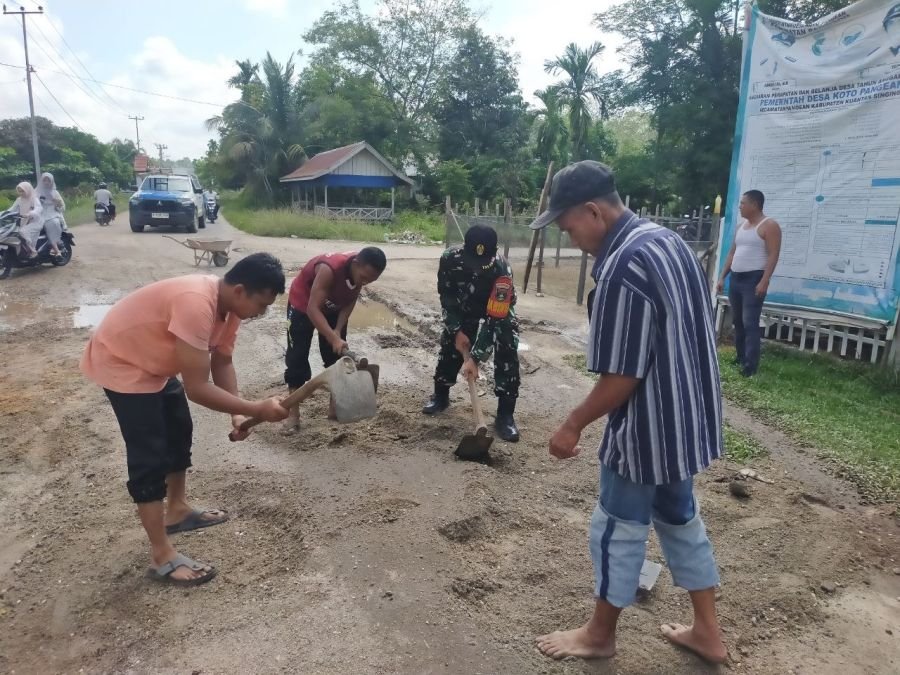Babinsa Ramil 07/KH, Pemdes dan Warga Bergerak Cepat Perbaikan Jalan Rusak