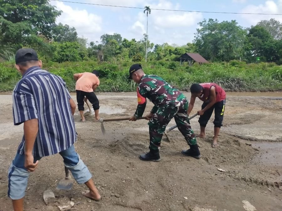 Babinsa Ramil 07/KH, Pemdes dan Warga Bergerak Cepat Perbaikan Jalan Rusak