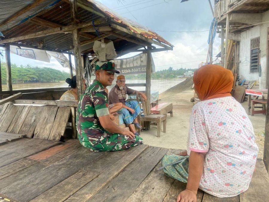 Babinsa Ramil 07/KH Pererat Kedekatan dengan Warga Lewat Komsos di Koto Tuo