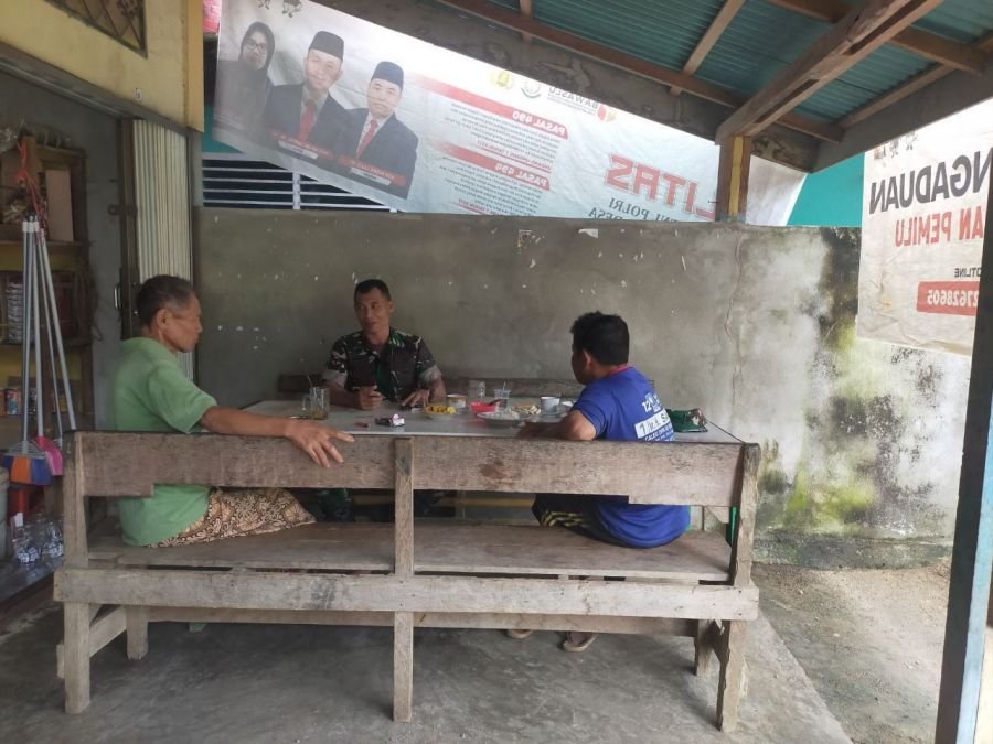 Babinsa Ramil 07/KH Pererat Silaturahmi dengan Warga Lewat Komsos di Warung Bu Sumiati
