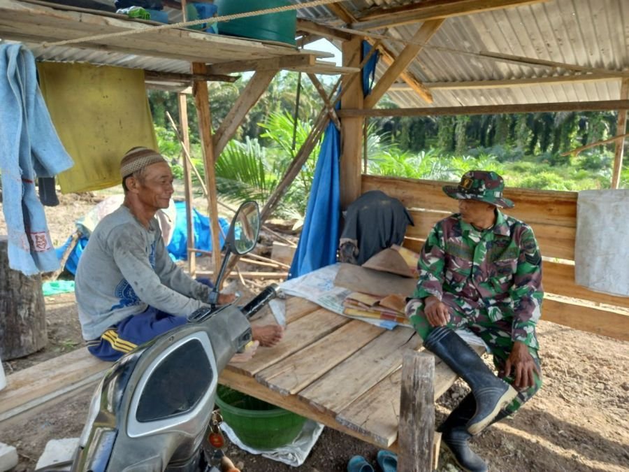 Babinsa Ramil 07/KH Perkuat Kedekatan dengan Warga Lewat Komsos di Sukaraja