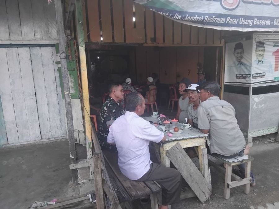Babinsa Ramil 07/KH Perkuat Kemanunggalan TNI-Rakyat Lewat Komsos di Sungai Soriek