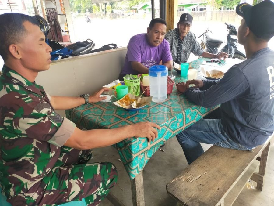 Babinsa Ramil 07/KH Perkuat Komsos, Warga Pulau Rengas Diajak Jaga Kebersamaan