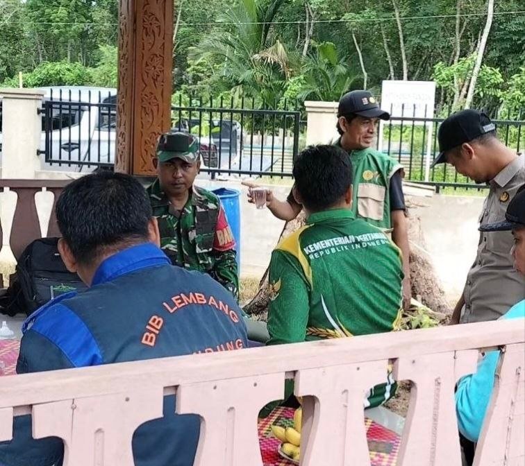Babinsa Ramil 07/KH Perkuat Sinergi Bersama Warga dan Kades Sukaping