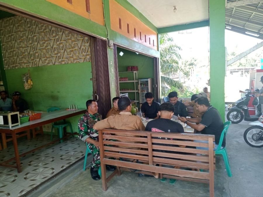 Babinsa Ramil 07/KH Perkuat Sinergi dengan Pemerintah Desa Pulau Kulur