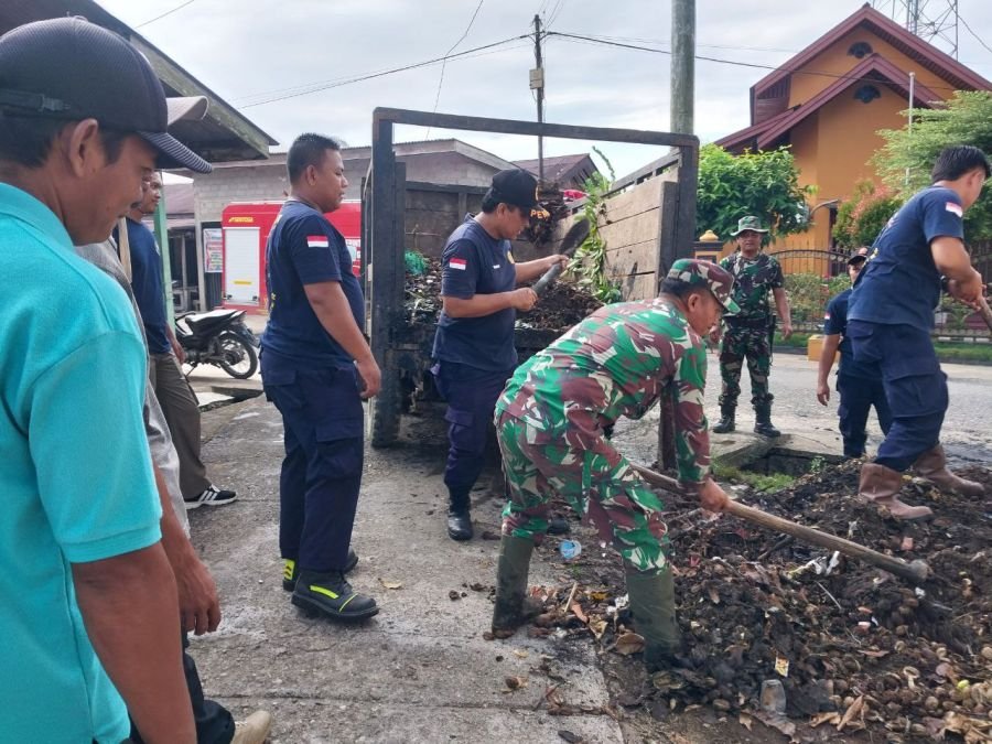 Babinsa Ramil 07/KH  Pimpin Goro Bersihkan Drainase Demi Cegah Genangan