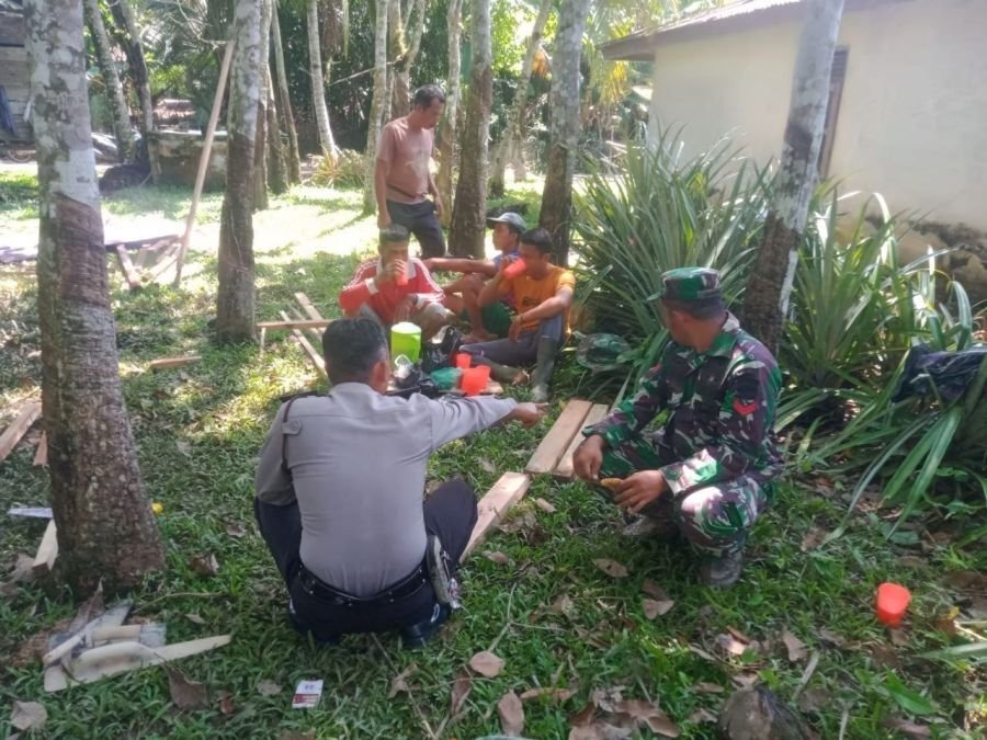 Babinsa Ramil 07/KH Pulau Kulur Perkuat Kedekatan dengan Warga Lewat Komsos
