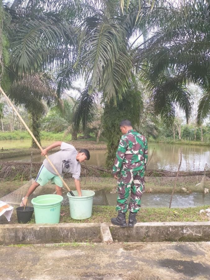 Babinsa Ramil 07/KH Sambangi Petani Ikan Kolam, Serap Aspirasi di Pulau Kumpai
