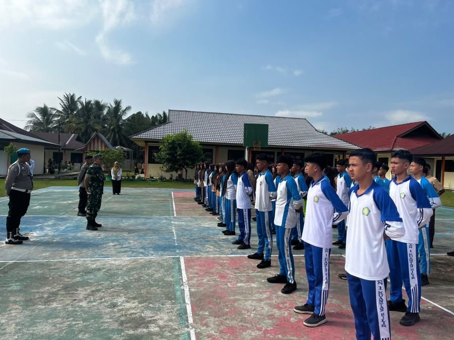 Babinsa Ramil 07/KH Seleksi Calon Paskibra Kuantan Hilir di SMA Negeri 1 Kuantan Hilir