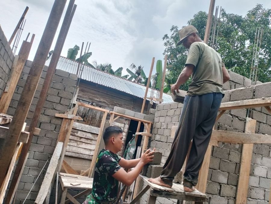 Babinsa Ramil 07/KH  semangat Bantu Pembangunan Gedung PKK Banuaran
