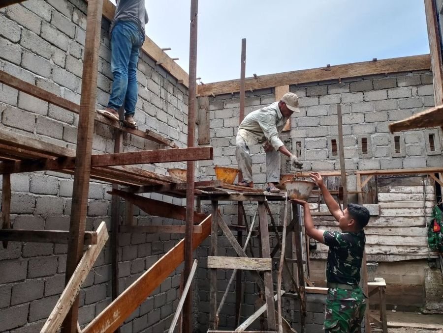 Babinsa Ramil 07/KH semangat Bantu Pembangunan Gedung PKK