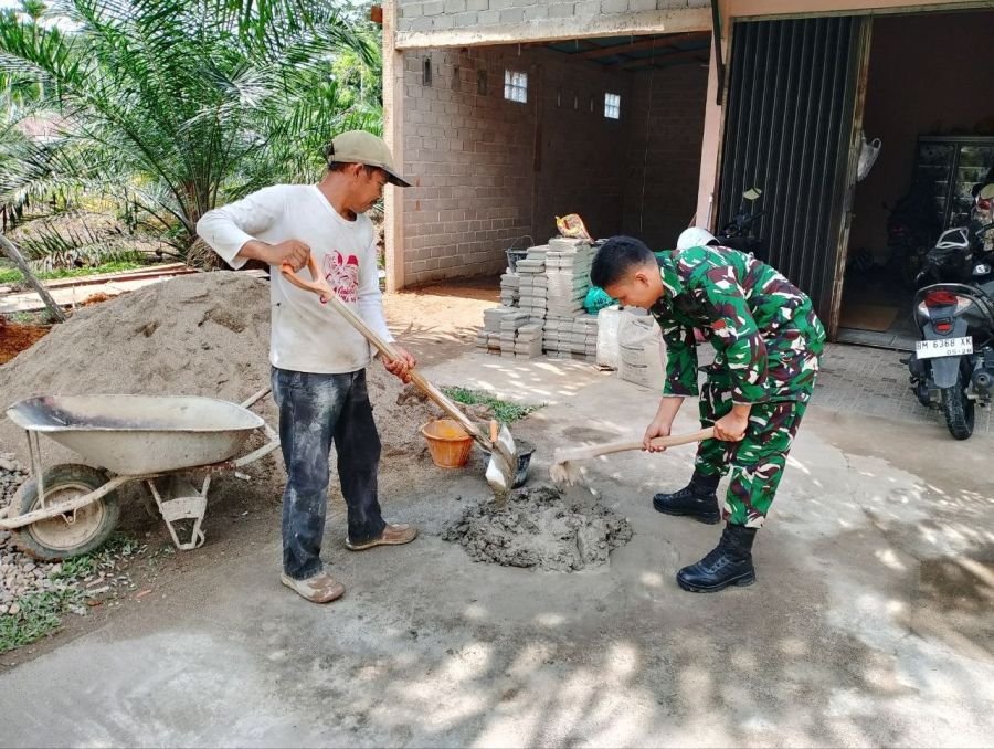 Babinsa Ramil 07/KH  semangat Bantu Pembangunan Gedung PKK