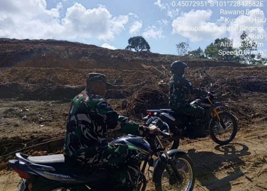 Babinsa Ramil 07/KH Sisir Wilayah Rawan Karhutla, Ajak Warga Lindungi Hutan