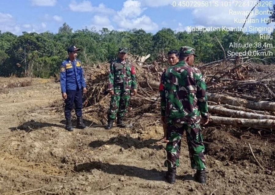 Babinsa Ramil 07/KH Sisir Wilayah Rawan Karhutla, Ajak Warga Lindungi Hutan