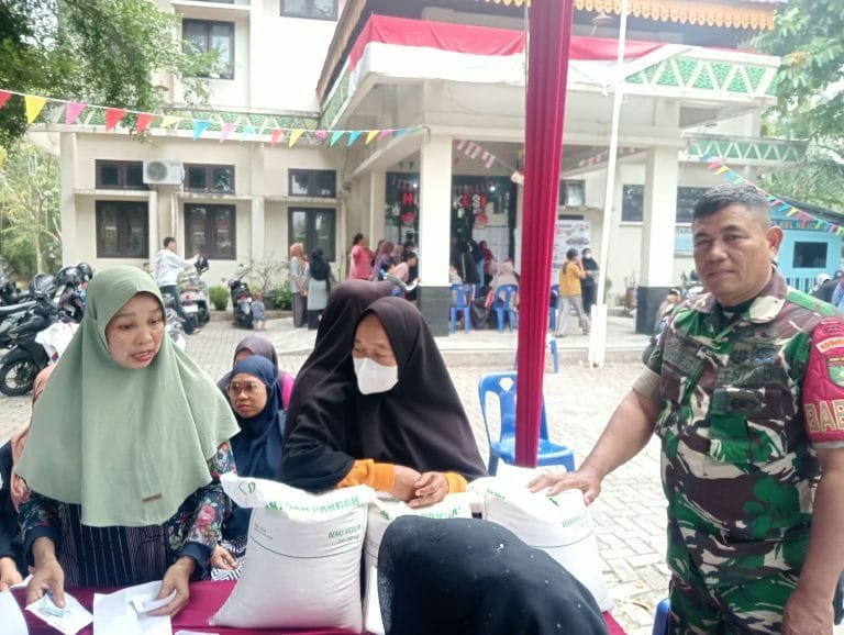 Babinsa Rejosari Pantau Penyaluran Bantuan Pangan untuk 1.500 KK
