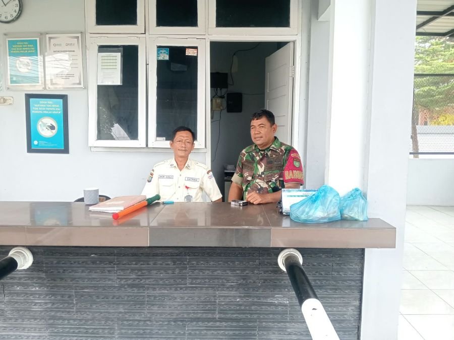 Babinsa Rejosari Perkuat Sinergi Keamanan, Ajak Petugas Tingkatkan Kewaspadaan
