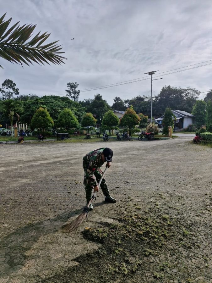 Babinsa Roma Irama Gerakkan Warga Bersihkan Lingkungan Masjid