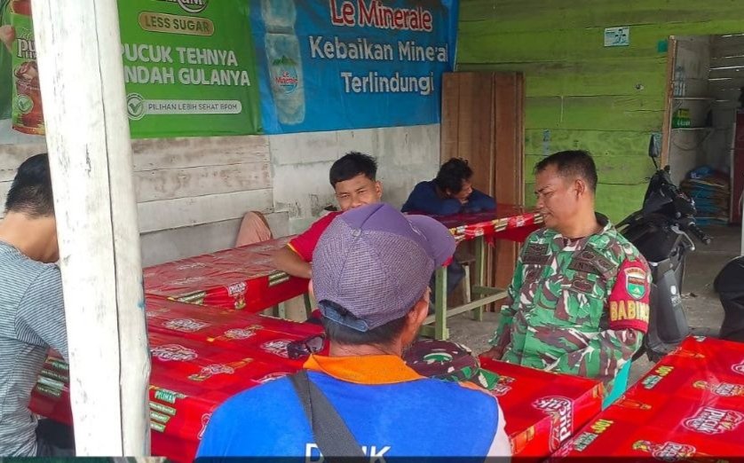 Babinsa Rumbai Ajak Warga Tingkatkan Kepedulian Lingkungan dan Kewaspadaan Banjir