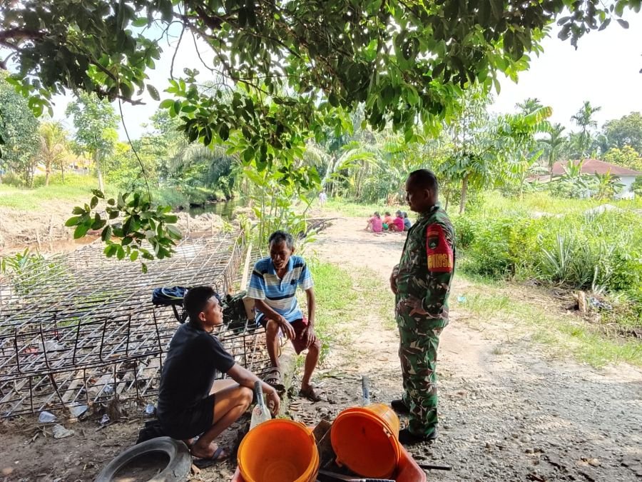 Babinsa Rumbai Barat Hadir di Tengah Warga, Perkuat Hubungan TNI dan Masyarakat