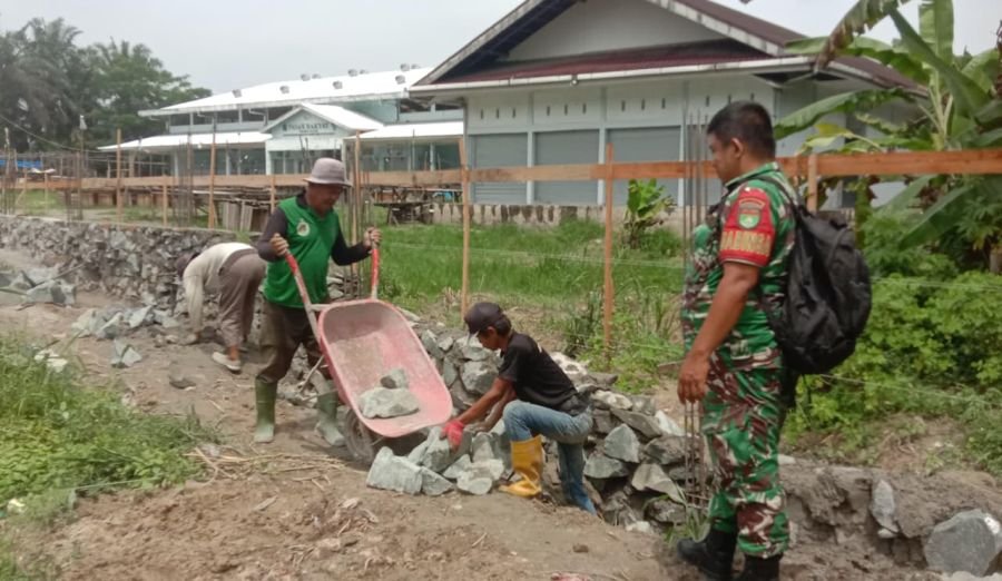 Babinsa Rumbai Barat Pantau Pembangunan KDKMP di Kelurahan Maharani