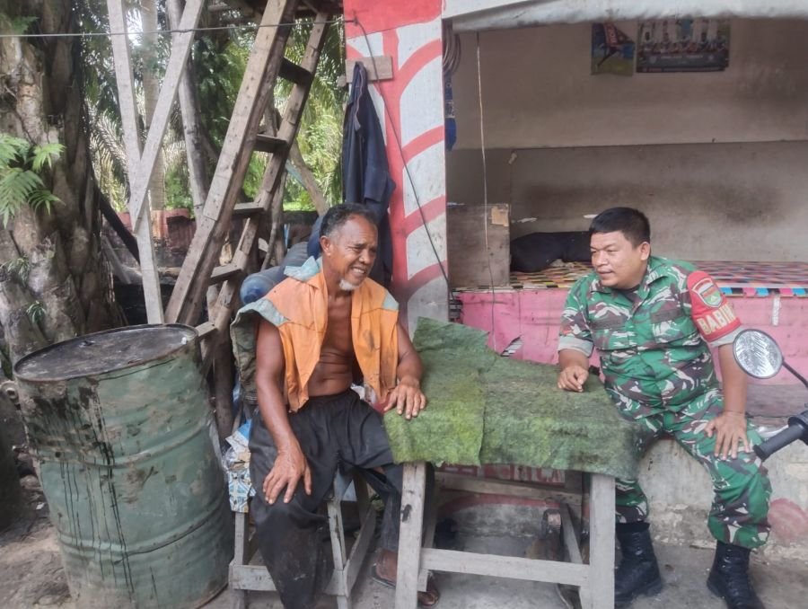 Babinsa Rumbai Barat Pererat Silaturahmi dan Jaga Kondusivitas Wilayah Melalui Komsos