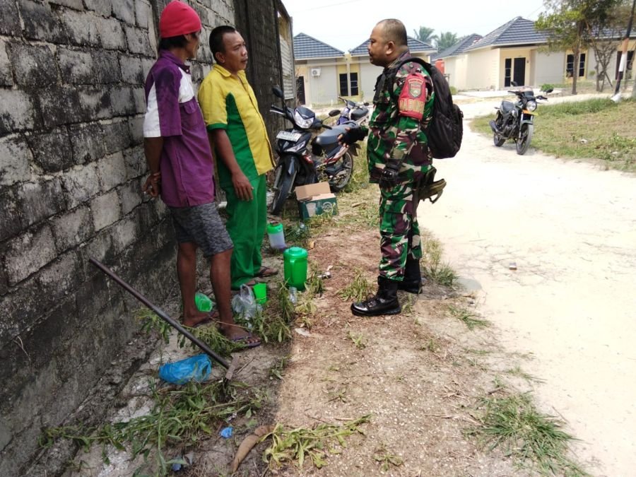 Babinsa Rumbai Bukit Ajak Warga Waspadai Bahaya Karhutla di Tengah Cuaca Panas