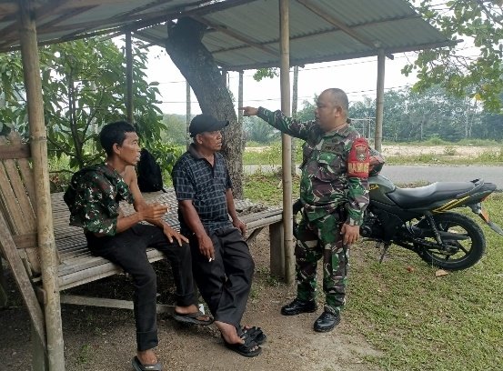 Babinsa Rumbai Bukit Manfaatkan Akhir Pekan untuk Komsos dan Serap Aspirasi Warga