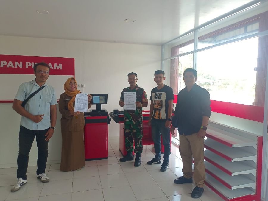 Babinsa Rumbai Dampingi Serah Terima Sarana Pendukung KDKMP Meranti Pandak