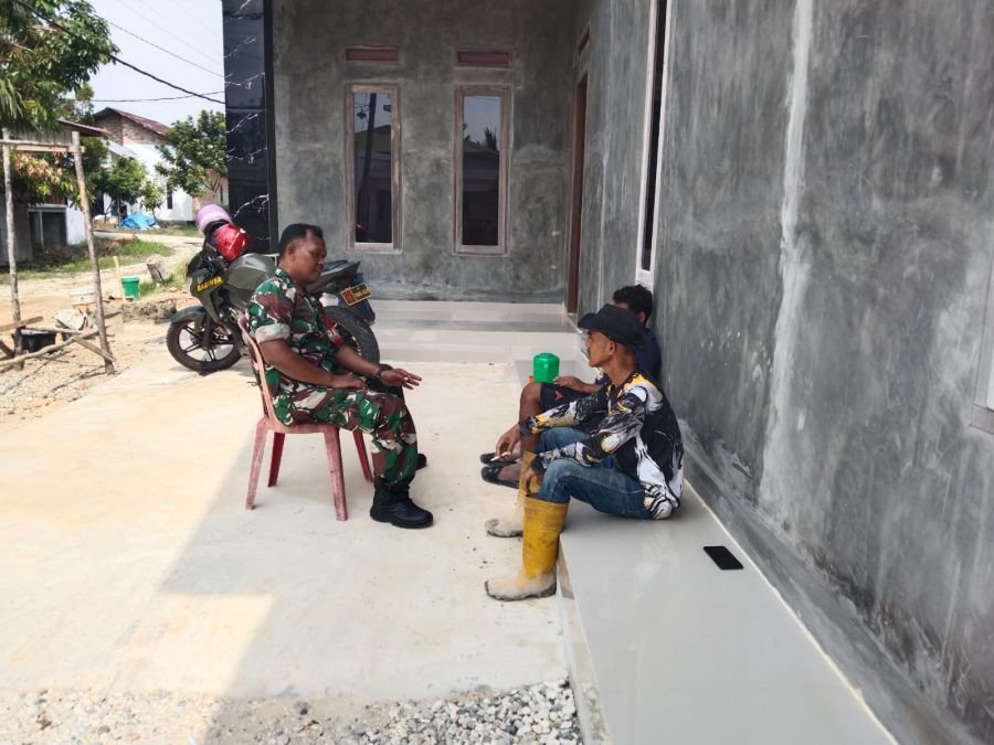 Babinsa Rumbai Perkuat Silaturahmi Warga, Ajak Jaga Kerukunan dan Saling Menghormati