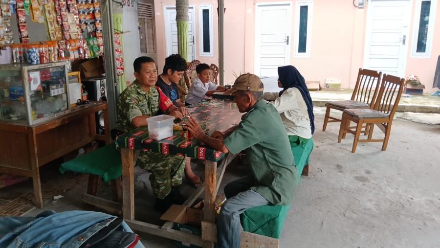 Babinsa  Rumbai Sosialisasikan Pendaftaran Bansos Perlinsos, Dorong Pendataan Warga Tepat Sasaran