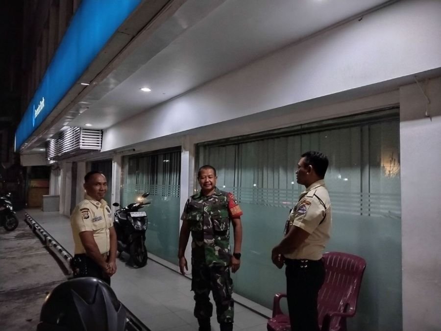 Babinsa Sago Patroli Malam dan Komsos Bersama Security Bank BSI Jaga Keamanan Wilayah