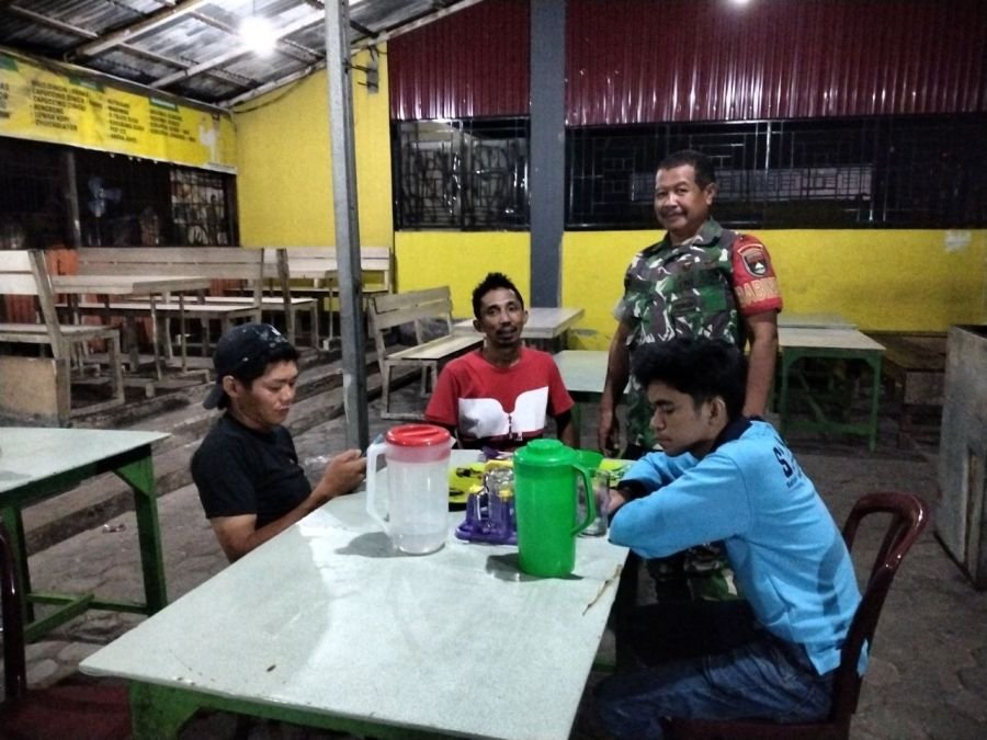 Babinsa Sago Turun Dini Hari, Ronda Malam Bersama Warga Perketat Keamanan Senapelan