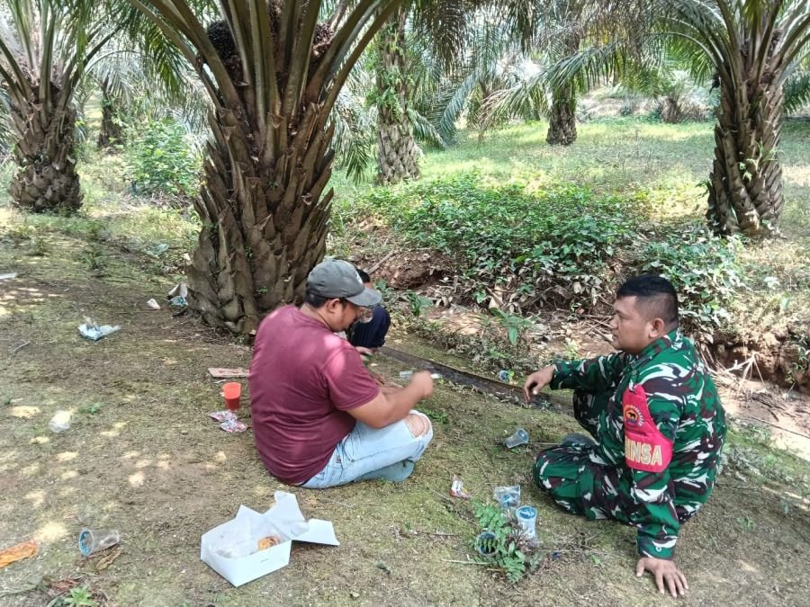 Babinsa sambangi petani sawit di Wilayah Binaan*