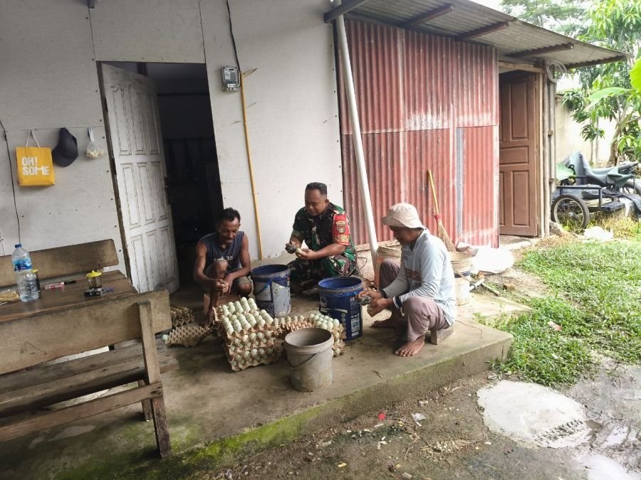 Babinsa Kelurahan Simpangti Sambangi Peternak Bebek, Dorong Ketahanan Pangan dan Kesejahteraan Warga